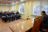Spotkanie komendanta z policjantami w służbie przygotowawczej w sali konferencyjnej KPP w Kłobucku.