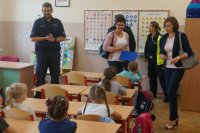 Policjanci uczą dzieci, jak być bezpiecznym