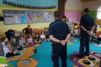 Policjanci uczą dzieci, jak być bezpiecznym