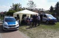 policjanci na pikniku rodzinnym w Miedźnie
