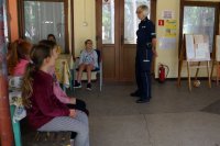 policjantka rozmoawia z dziećmi
