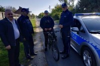 policjanci przekazują odblaski dla rowerzystów