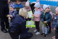 policjanci pokazują dzieciom radiowóz oznakowany