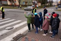 policjanci prowadzą działania profilaktyczne z dziećmi przy skrzyżowaniach