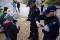 policjanci prowadzą działania profilaktyczne z dziećmi przy skrzyżowaniach
