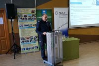 Komendant KPP w Kłobucku stoi przy mównicy - otwarcie konferencji