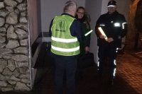 pracownik Urzędu Gminy w Miedźnie przekazuje pieszemu odblask