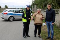 policjantka wraz z pracownikiem UG w Miedźnie wręczają pieszej odblaski