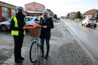 policjantka ruchu drogowego rozdaje odblask rowerzystce