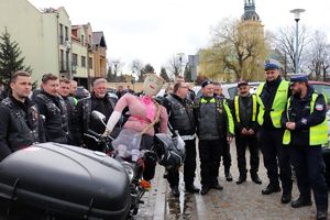 Zdjęcie przedstawia policjantów oraz motocyklistów pozujących do zdjęcia.