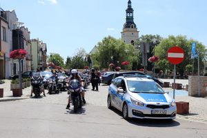 radiowóz policyjny, z lewej strony motocykliści na motorach