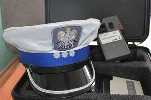 Zdjęcie przedstawia czapkę policjanta ruchu drogowego oraz alcosensor.