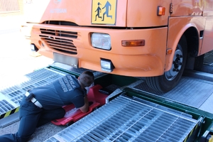inspektor transportu drogowego kontroluje podwozie autobusu