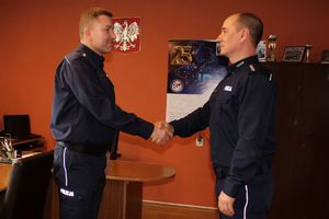 Zdjęcie przedstawia Komendanta Komisariatu Policji w Krzepicach oraz Zastępcę Komendanta Komisariatu Policji w Krzepicach.