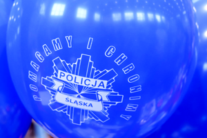 Zdjęcie przedstawia balon z napisem pomagamy i chronimy Policja Śląska.